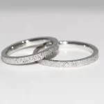 Kihlasormukset. Leveydet 4-10 mm. Hinta painon mukaan, esim 4 g 585 valkokulta 470 €.