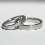 Kihlasormukset. Leveydet 4-10 mm. Hinta painon mukaan, esim 4 g 585 valkokulta 470 €.