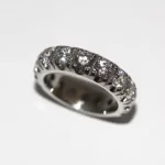 Vihkisormus. Valkokultaa 585, 16 x 0,25 timantit, hinta noin 18 000 €. Saatavana myös muilla leveyksillä ja kivikoilla.